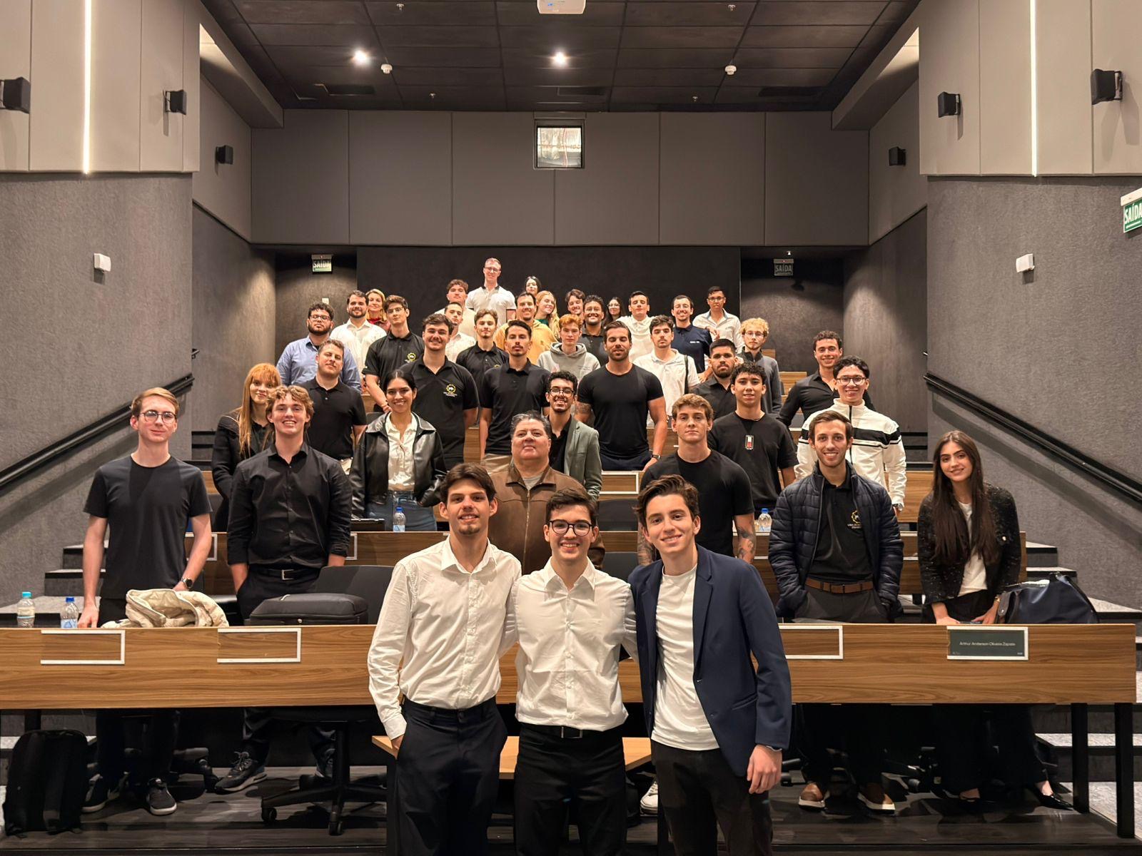 Jovens em networking na GROWY
